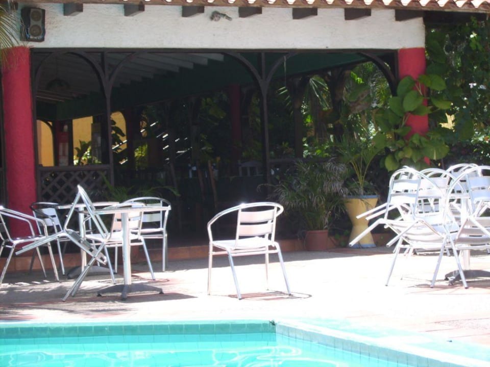 Freiluftrestaurant vom Pool aus gesehen Hotel Miramar Village