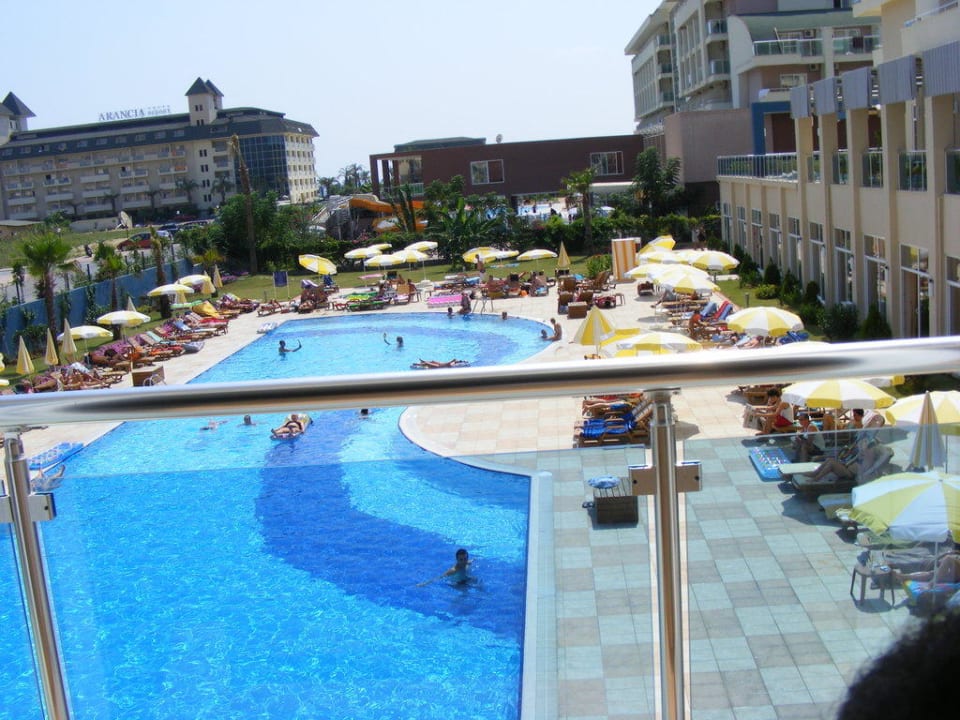 Blick auf den Poolbereich Solivia Hotel