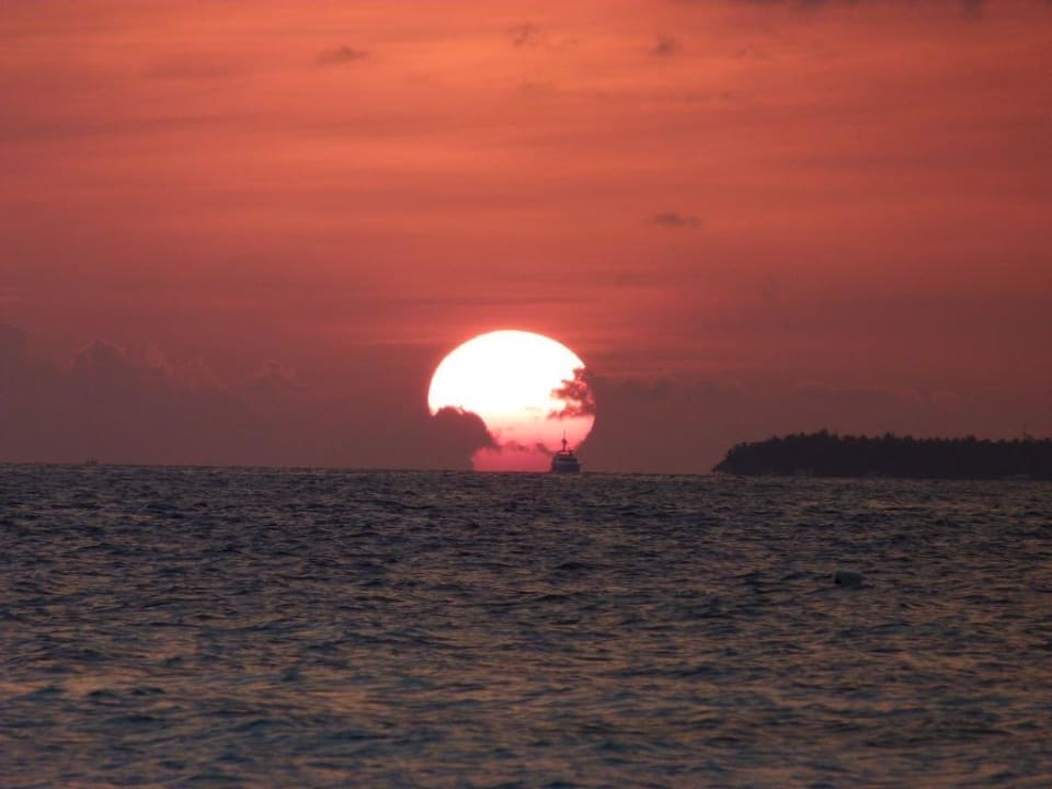 Sonnenuntergang Thulhagiri Island Resort