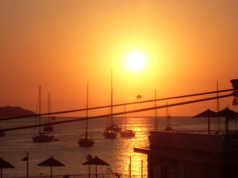 Von der Terrasse des Hotels fotografiert Hotel Osiris