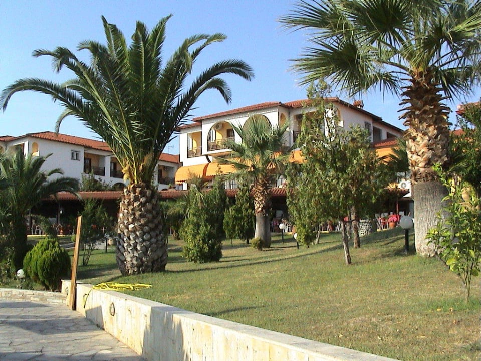 Viel Grün in toller Hotelanlage Akrathos Beach Hotel