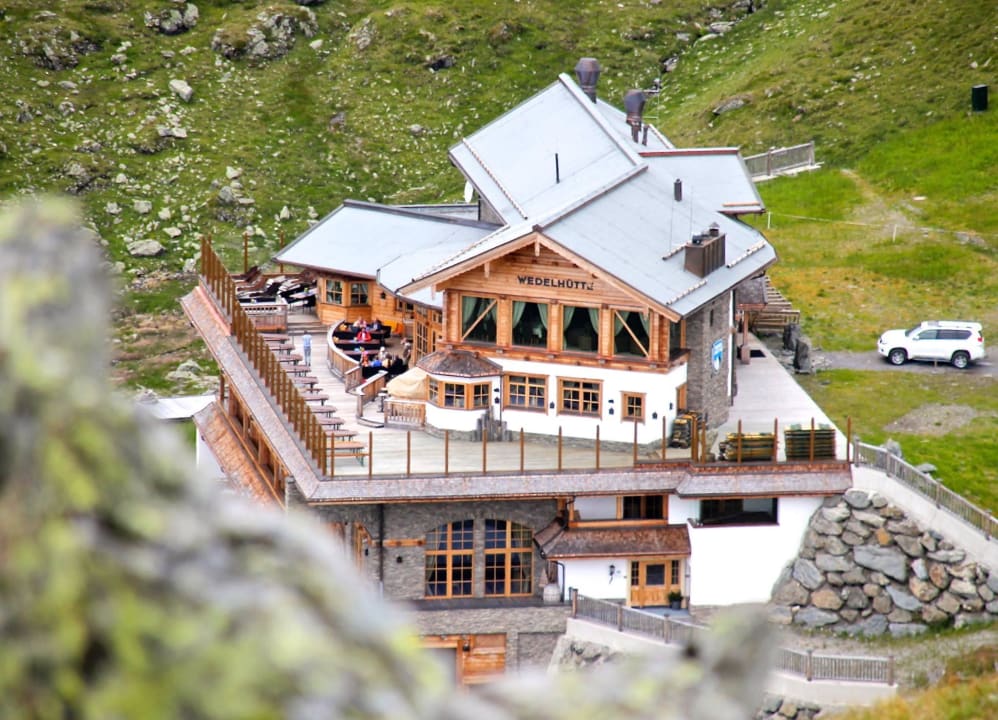 Ostansicht Wedelhuette im Sommer Wedelhütte Hotel & Chalet