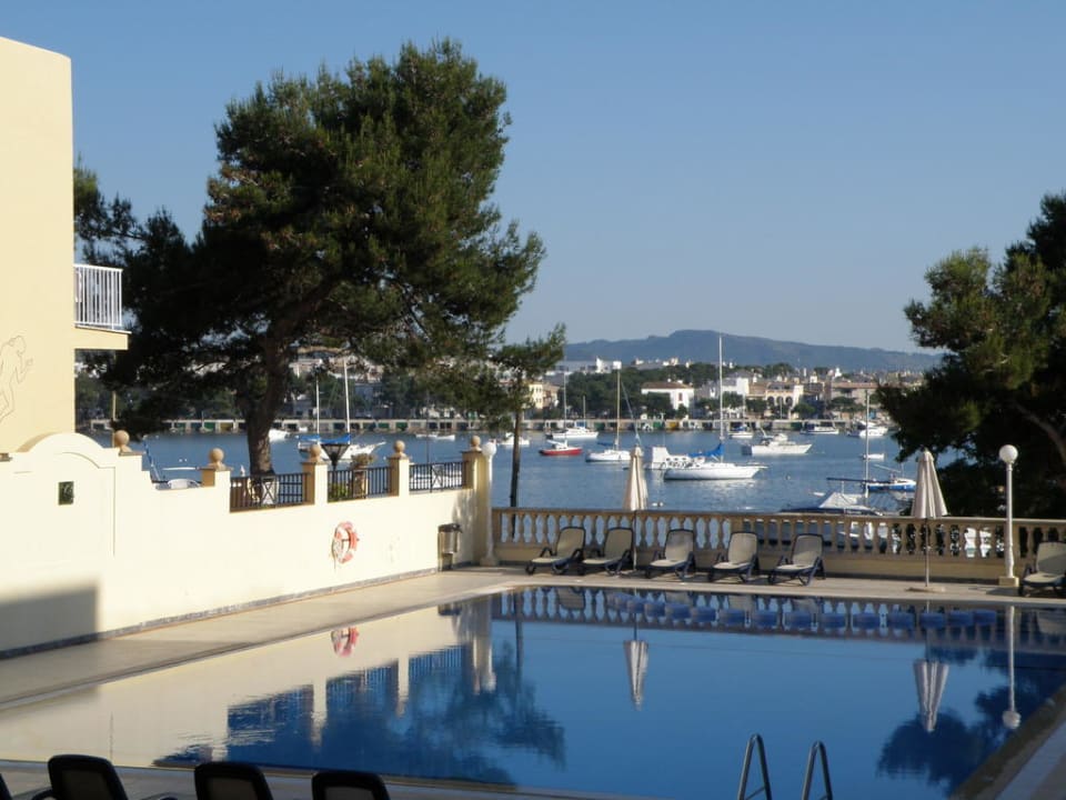 Poolanlage neben Restaurant Smy Portocolom