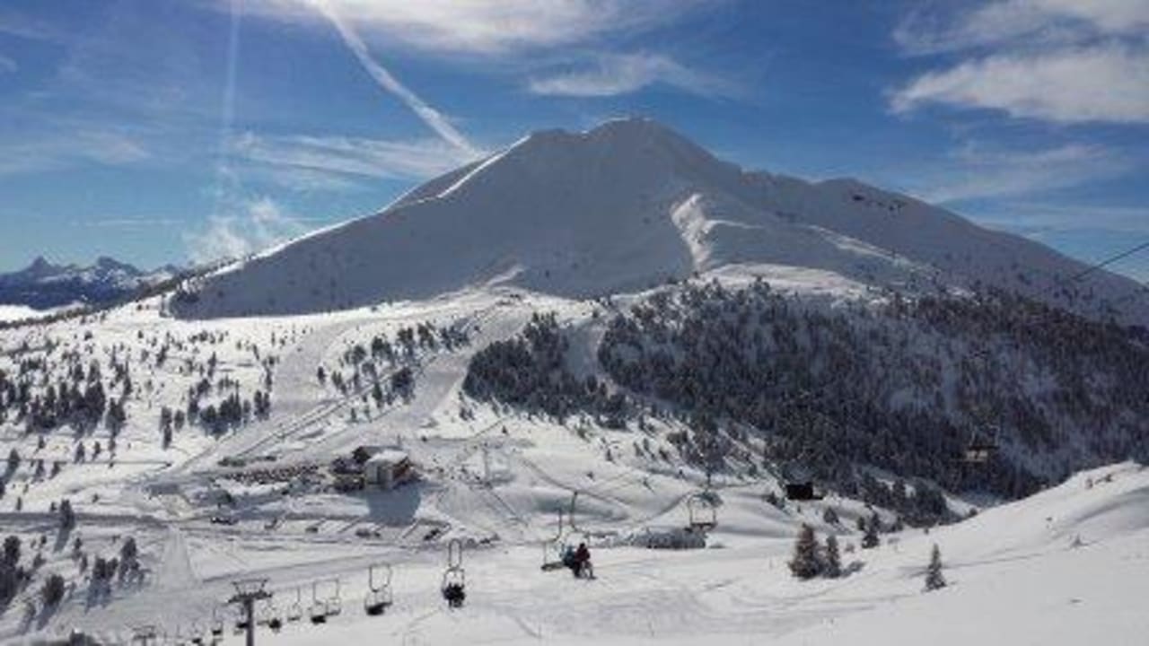 Der Blick vom Weißhorn aufs Hotel und Schwarzhorn Hotel Schwarzhorn