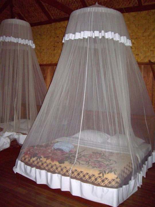 Betten mit Moskitonetzen Hupin Inle Khaung Daing Village Resort
