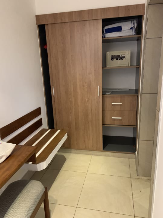 Zimmer Travellers Beach Hotel & Club