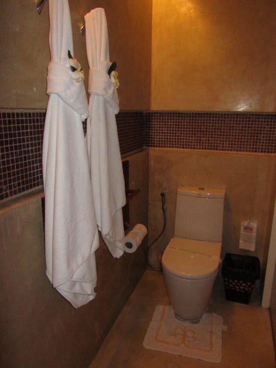 Toilette mit Dusche Pavilion Samui Villas & Resort