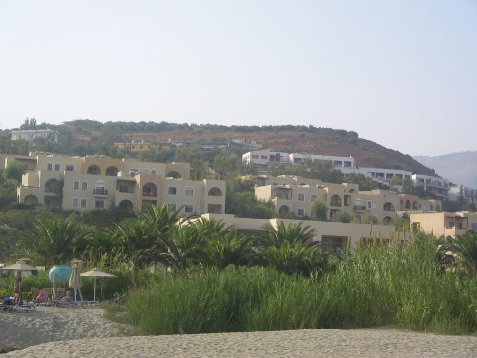 Widok hotelu od strony plaży Hotel Damnoni Bay