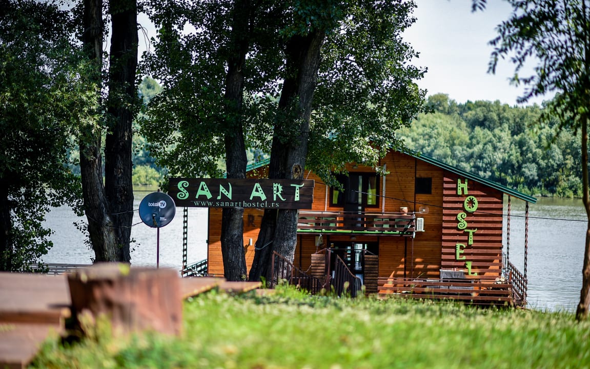 Außenansicht San Art Floating Hostel