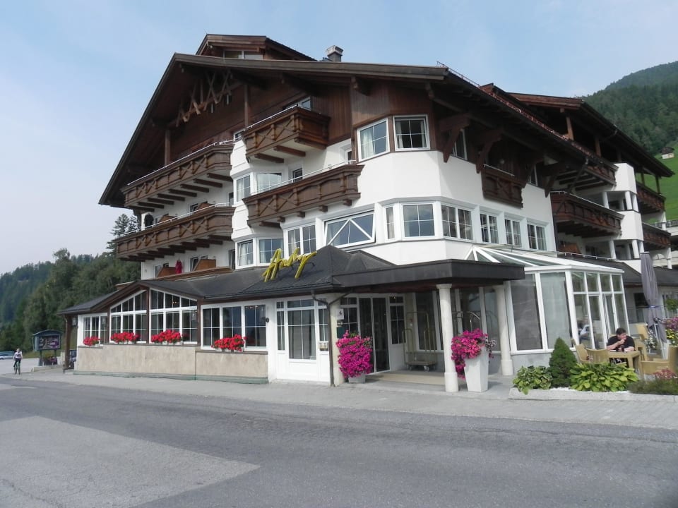 Frontansicht und Eingang Hotel Andy