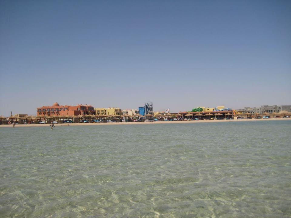 Hotelansicht vom Strand aus Titanic Beach Spa & Aqua Park