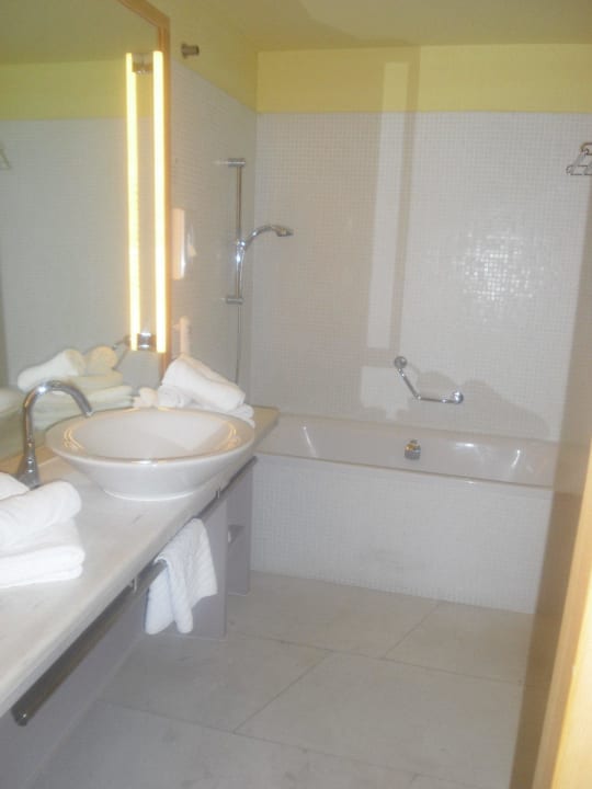 Modernes Bad mit Badewanne und Dusche Falkensteiner Club Funimation Borik