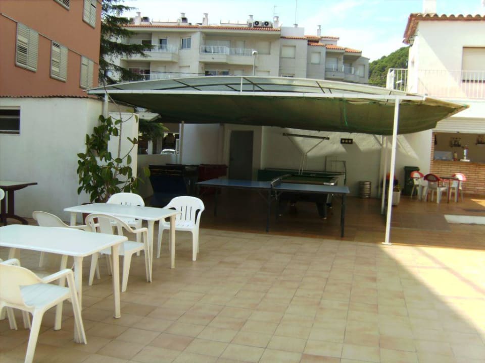 Außenbereich beim Pool, Spieltische Hotel Nereida