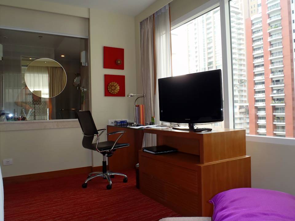 Vom Bett Blick in das Bad Hotel Courtyard By Marriott Bangkok