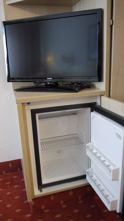 TV und Kühglschrank IntercityHotel Schwerin