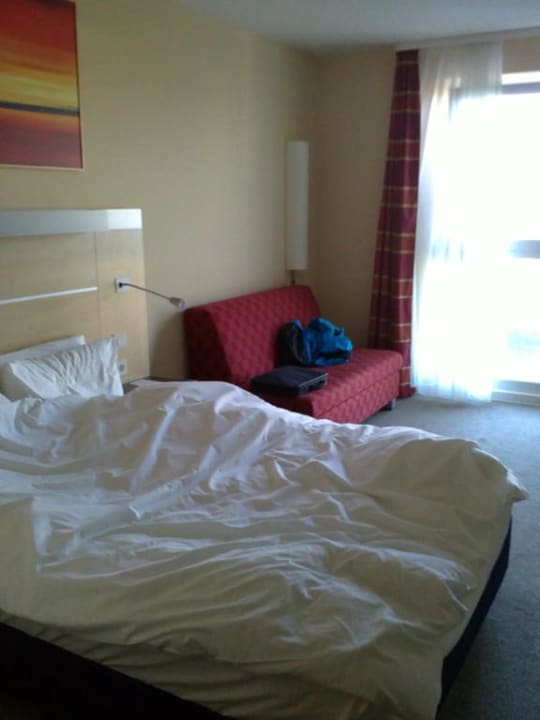 Bett und Couch Zimmer No. 309 Holiday Inn Express Nürnberg - Schwabach