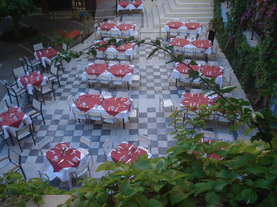 Vorbereitungen zum Grillabend Atrium Ambiance Hotel