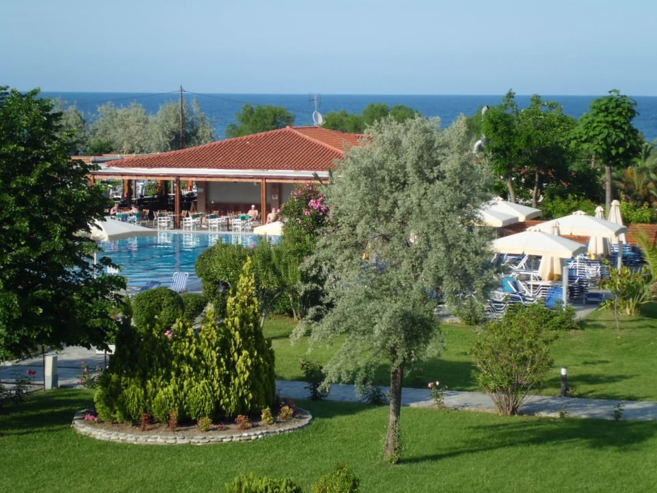 Blick vom Zimmer Richtung Pool und Meer. alltoura Club Hotel Poseidon Palace