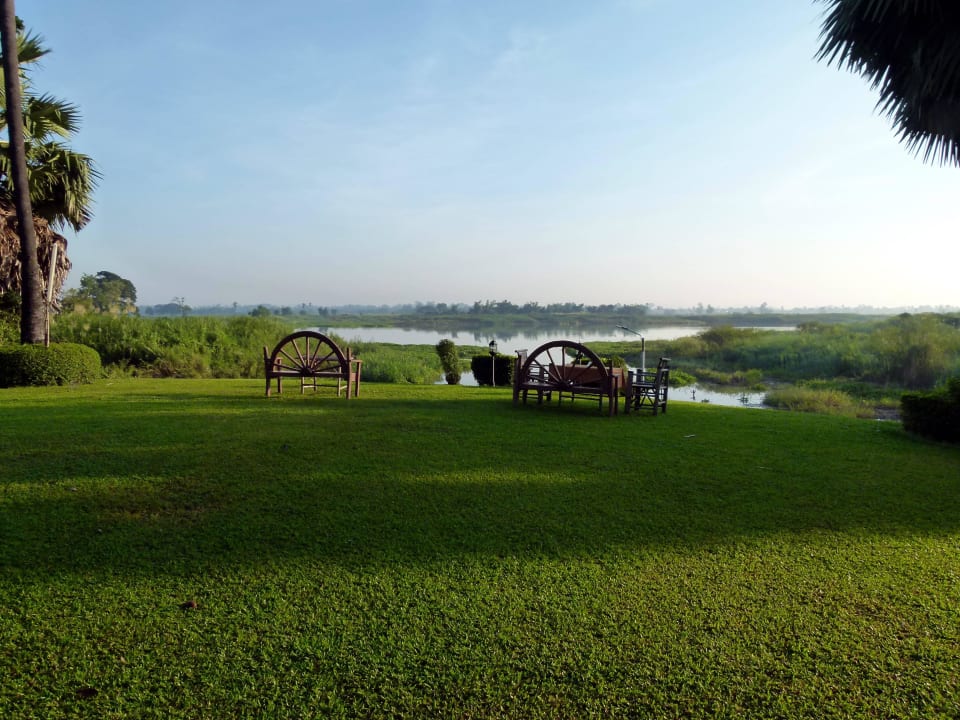 Blick über die Wiese zum Fluss/ See Uthai River Lake Resort