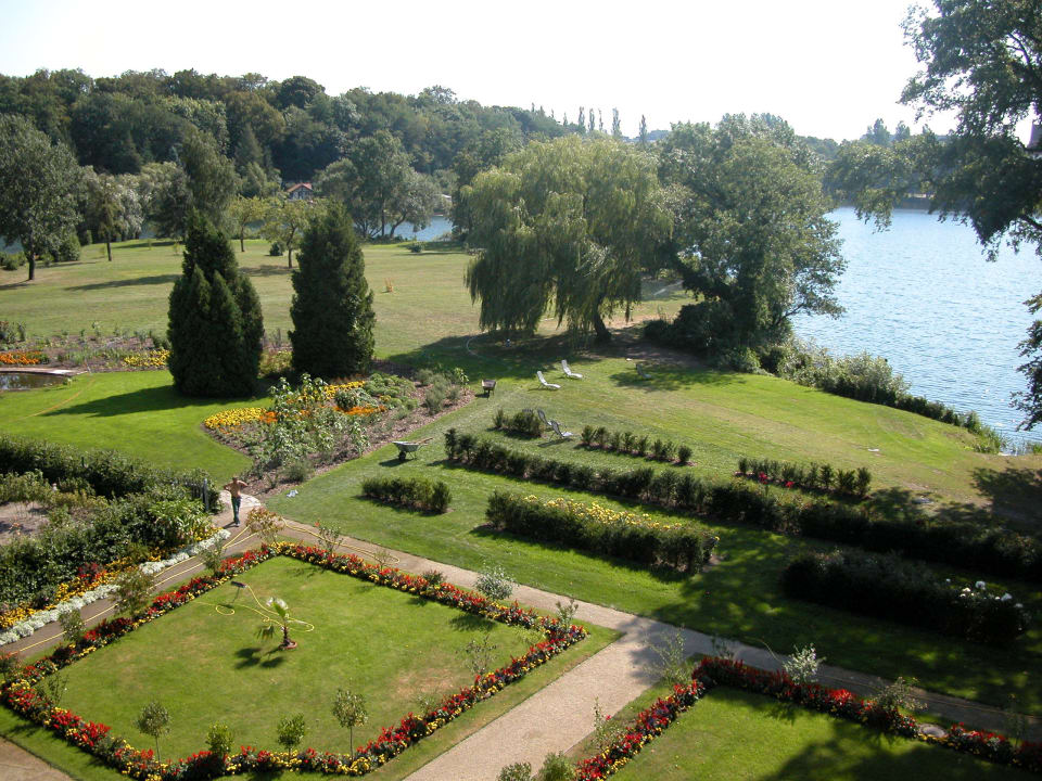 Blick auf den Garten vom Hotelzimmer Hotel Am Tiefwarensee