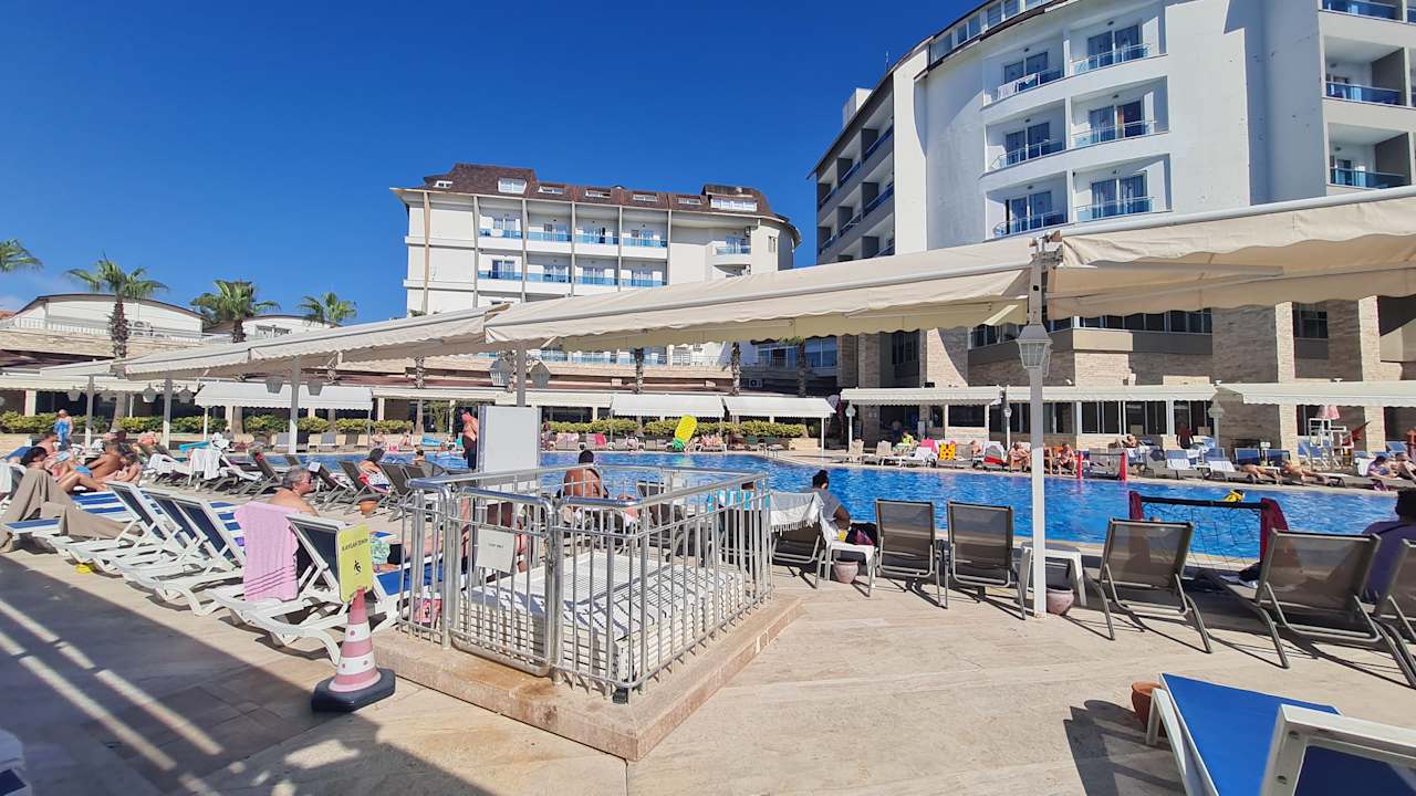 Pool Ramada Resort by Wyndham Side