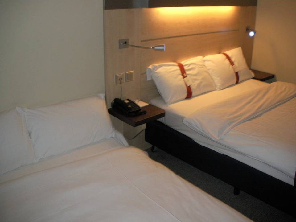 Bett an Bett Premier Inn Stuttgart Airport