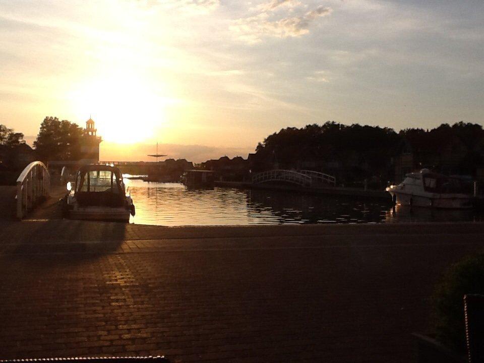 Abendstimmung auf der Hotelterrasse Precise Resort Hafendorf Rheinsberg