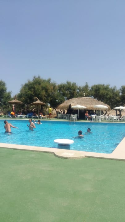Blick auf den Pool bei Tag THB Cala Lliteras