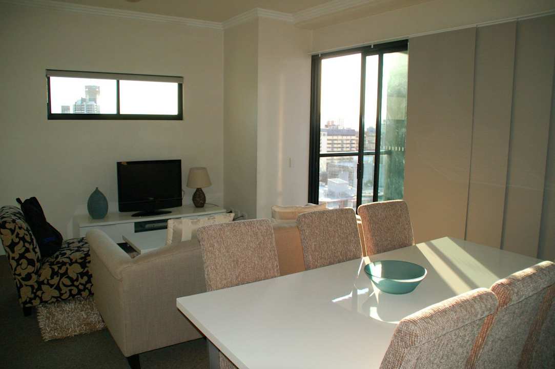 Wohnzimmer mit Essbereich Republic Apartments