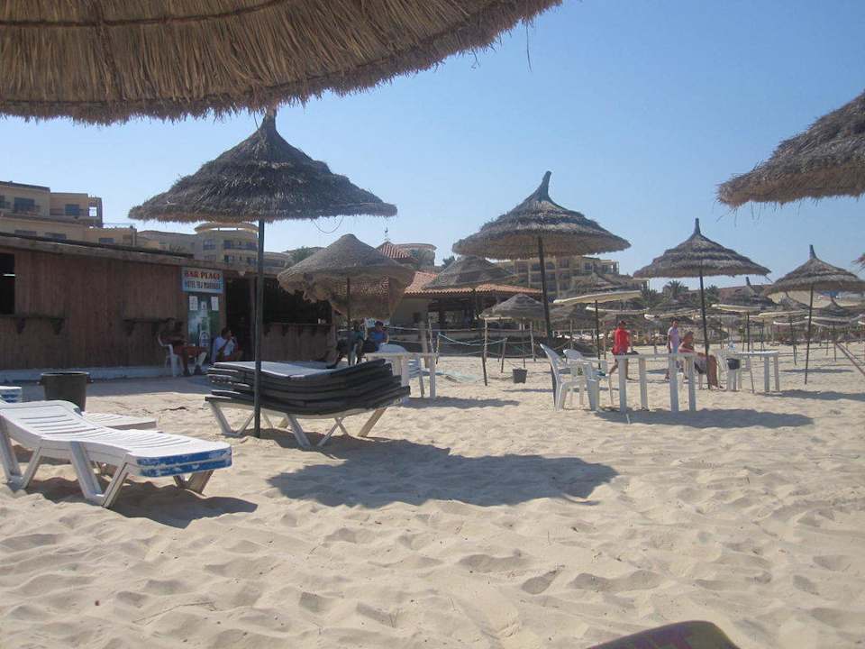 Liegen und Schime am Strand Hotel Tej Marhaba