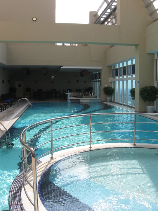 Poolanlage auf dem Dach Grand Millennium Al Wahda Abu Dhabi