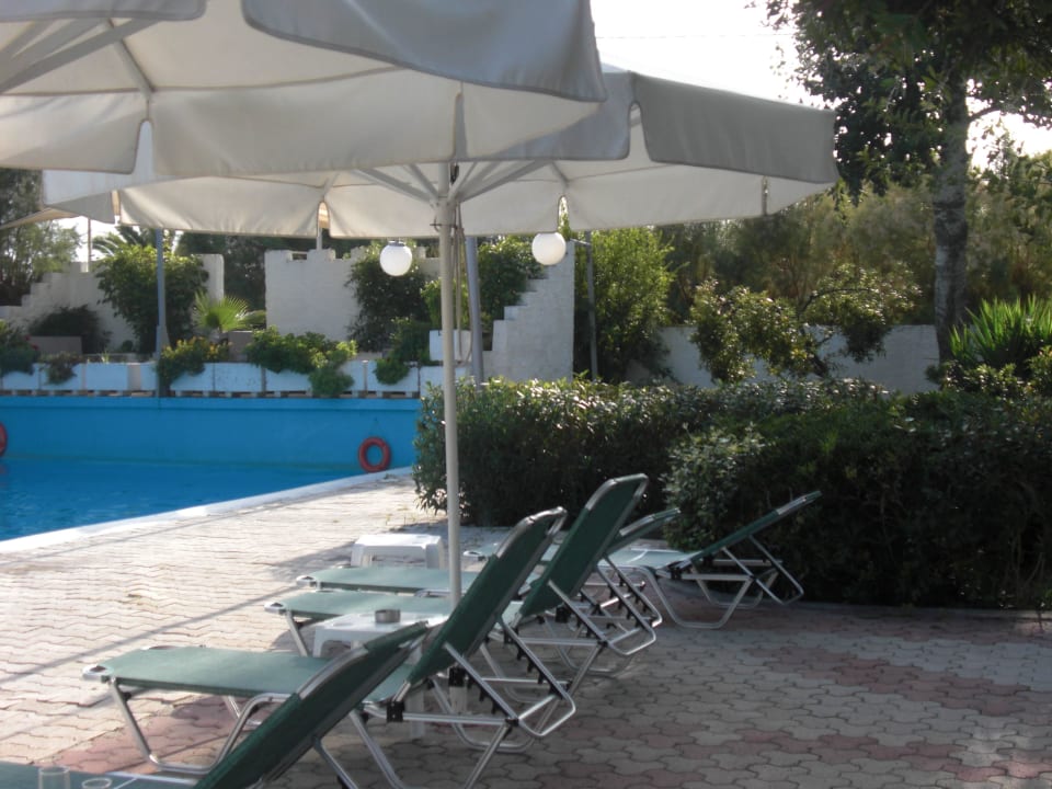 Liegen im Bereich des Aussenbereiches Restaurant The Grove Seaside Hotel