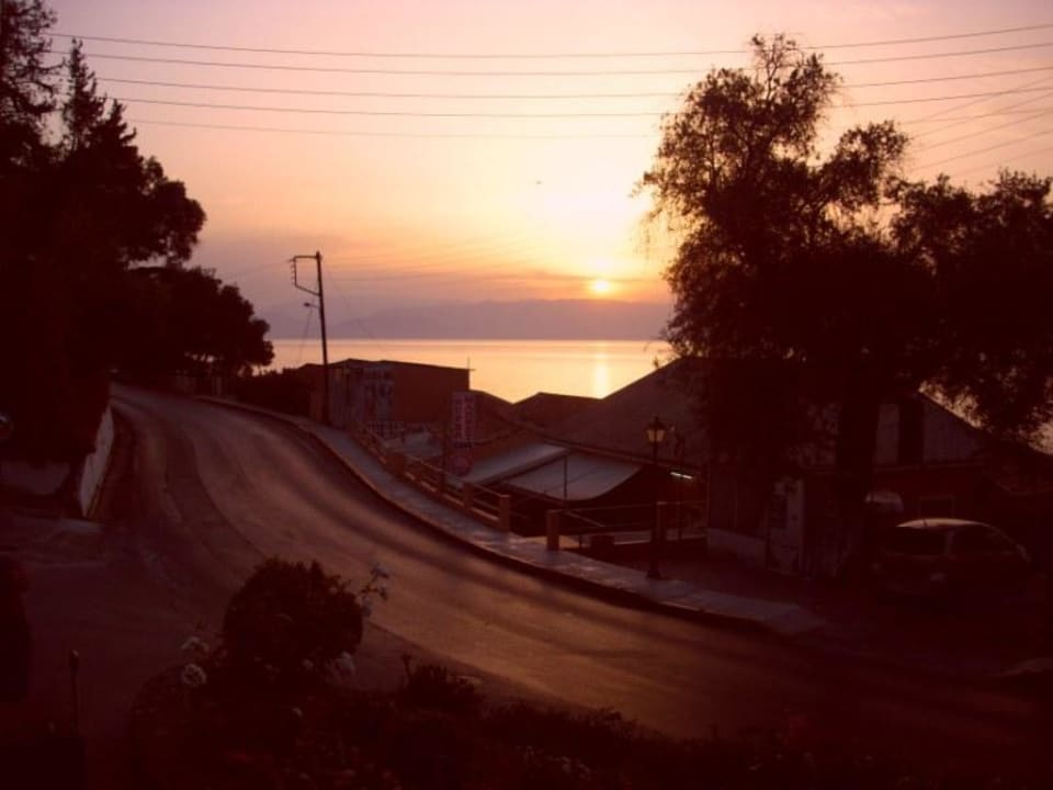 Einfahrt/Straße vorm Hotel Aeolos Beach Resort