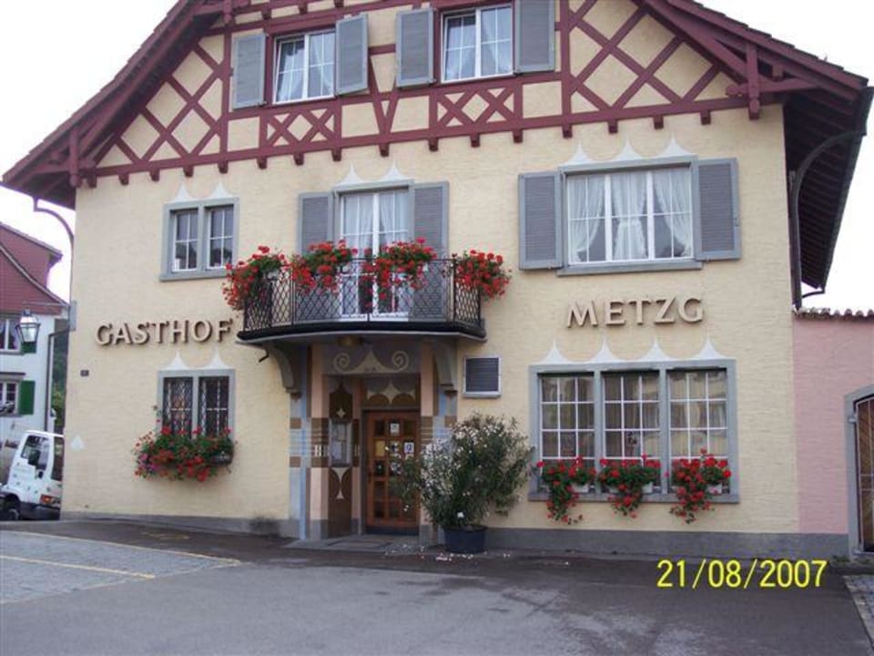 Hauptgebäude mit Restaurant Gasthof Metzg