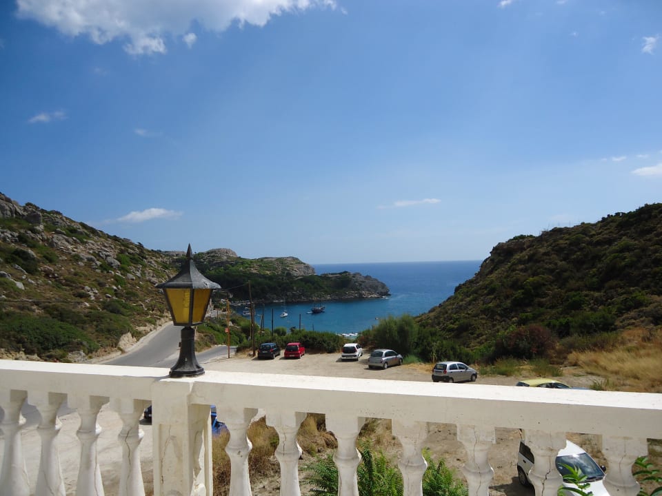 Blick von der Dachterrasse auf die Ladiko-Bucht Ladiko Suites