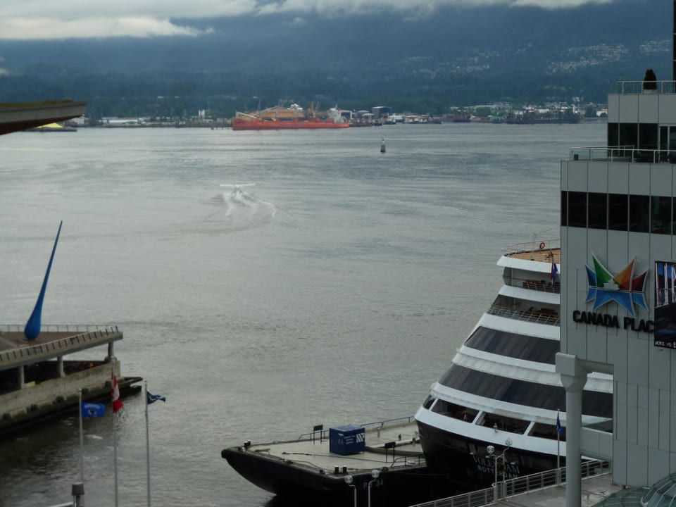 Blick aus dem Hotelzimmer auf die MS Volendam Hotel The Fairmont Waterfront