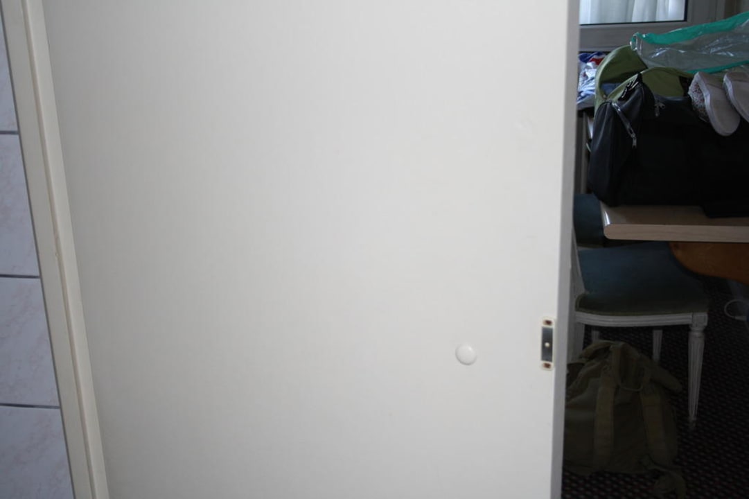 Die Türen zu den Sanitärräumen Hotel Le Mondon