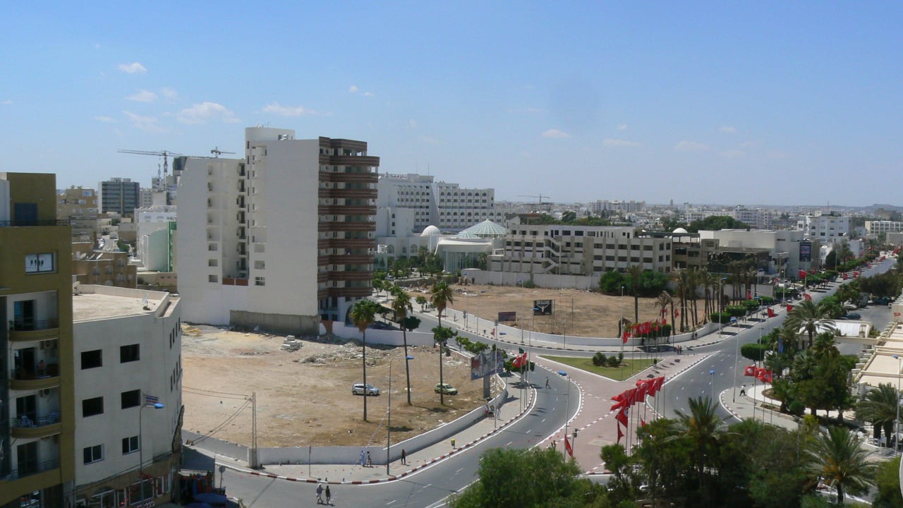 Ruchliwa ulica Hotel Chems El Hana