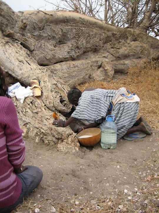 Ritual am Ahnenbaum Campement Nanaay