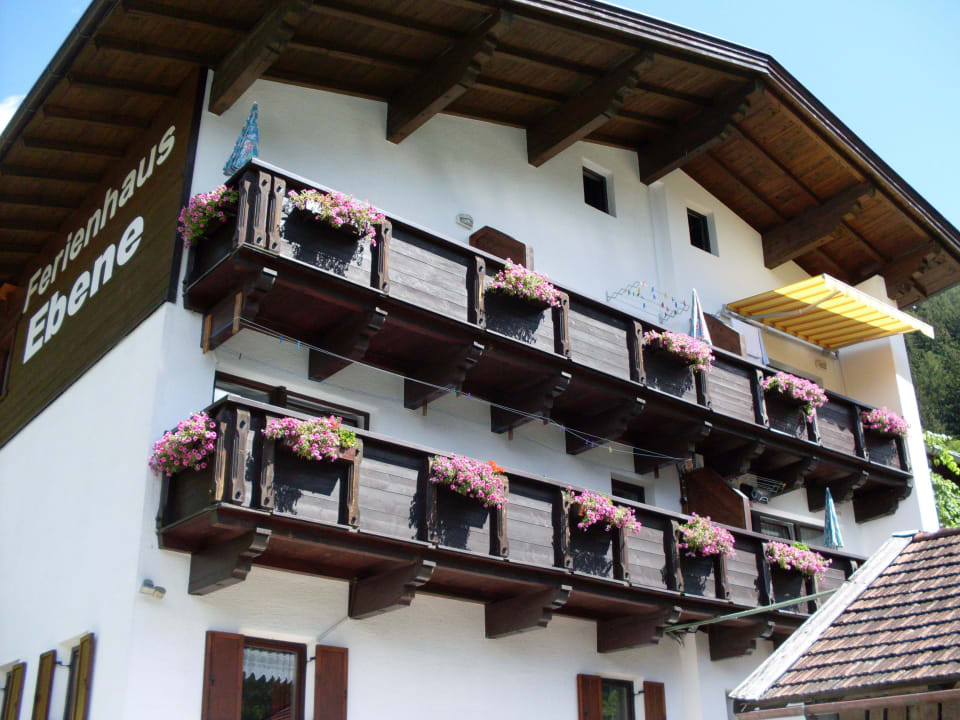 Südbalkone, unser Balkon: rechts unten mit Schirm Ferienhaus Ebene