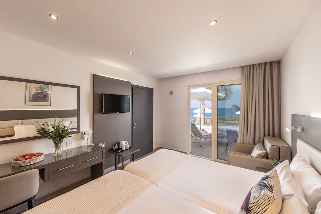 Zimmer Queen's Bay Hotel