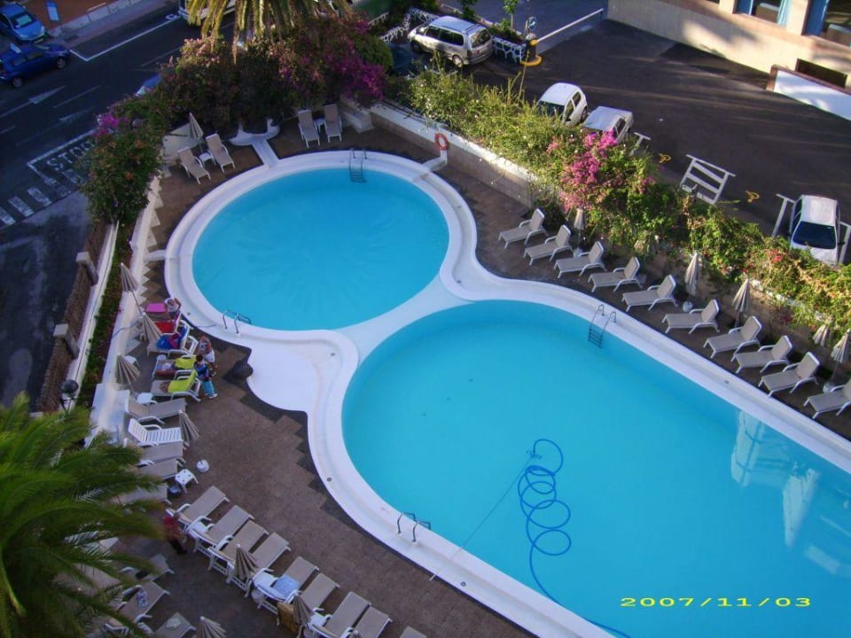 Blick aus dem Zimmer auf den Pool Bull Escorial & Spa