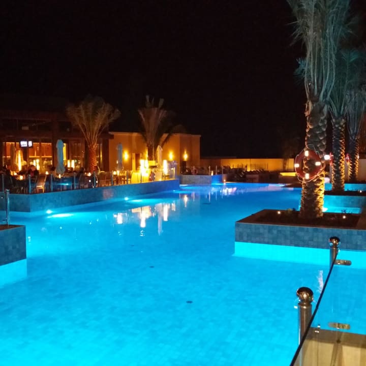 Pool bei Nacht DoubleTree by Hilton Resort & Spa Marjan Island