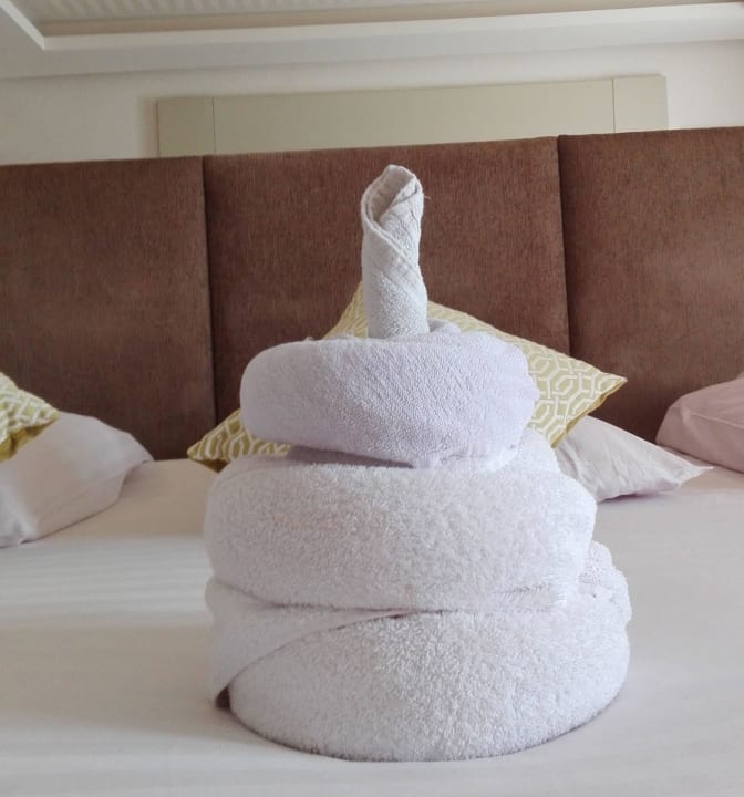 Eine Geburtstagstorte mit Kerze aus Handtüchern Premier Le Reve Hotel & Spa