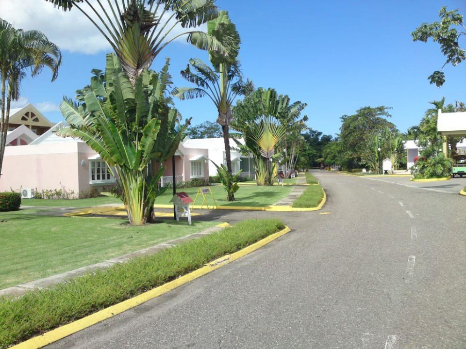Zufahrt mit Rezption rechts Puerto Plata Village
