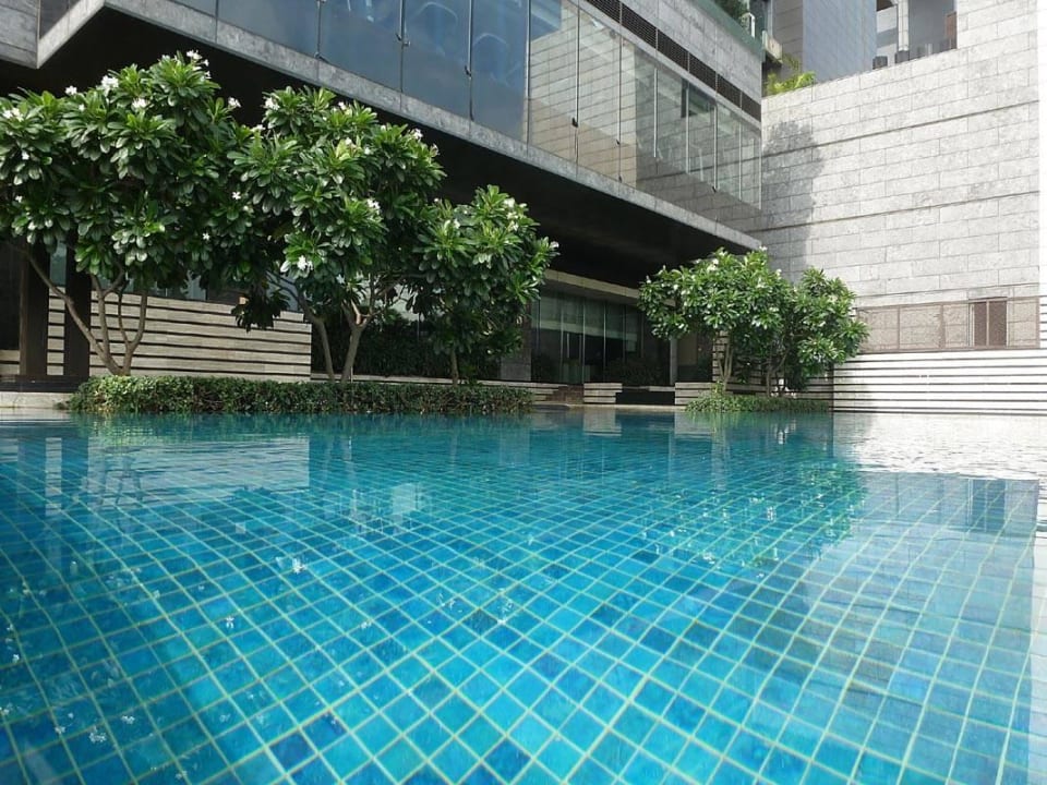 Pool im Club Tower The Leela Ambience Convention Hotel Delhi