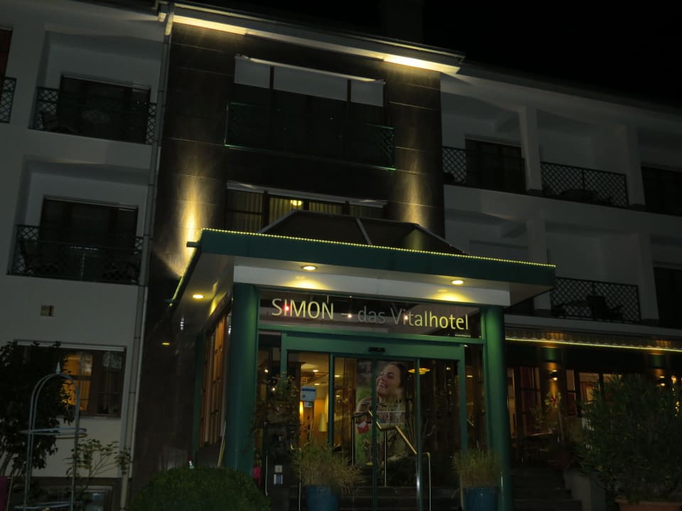 Eingangsbereich bei Nacht SIMON - das Vitalhotel