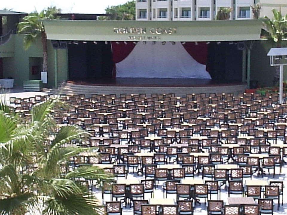 Blick auf die Showbühne VONRESORT Golden Coast