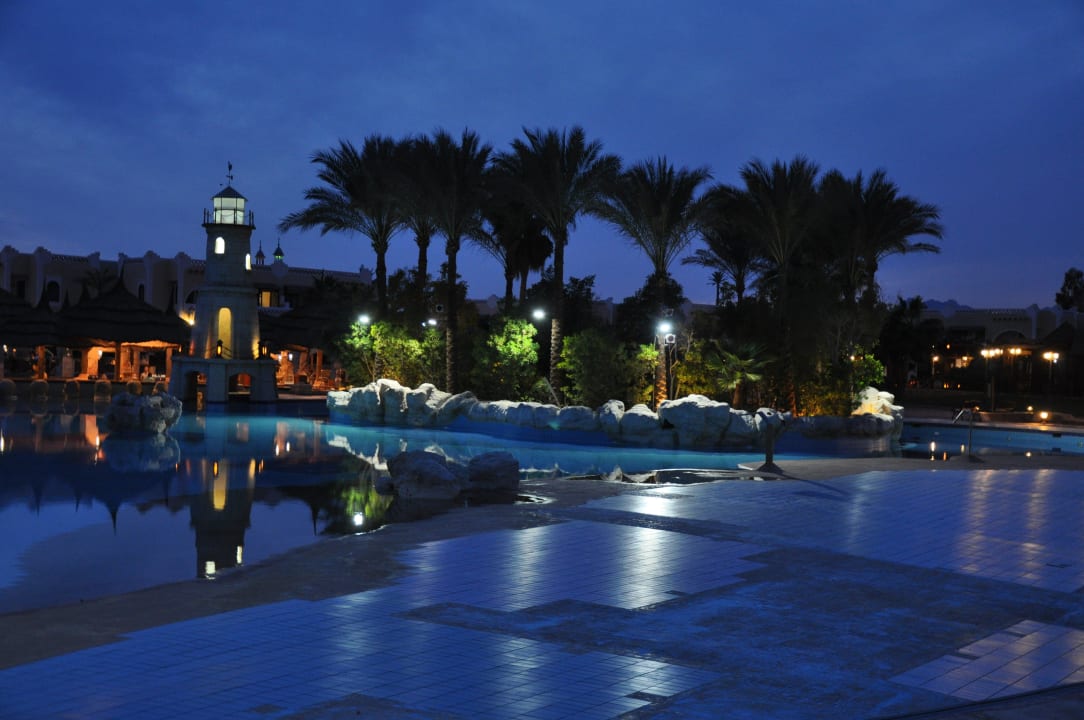 Latarnia przy basenie ze sztuczną falą nocą Hotel El Faraana Reef Resort
