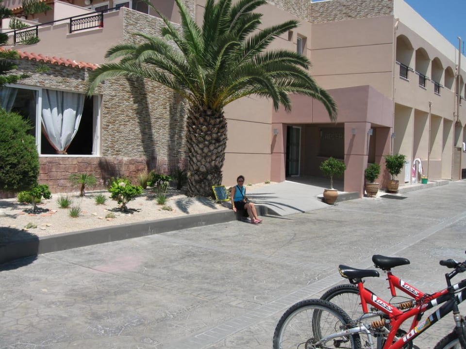 Vor dem Hoteleingang Ilios K Village Resort